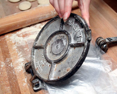 best oils for seasoning cast iron press Best Oils for Seasoning a Cast Iron Press: Smoke Point Guide