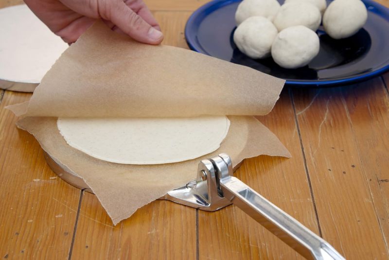 cast iron vs aluminum tortilla press comparison Cast Iron vs. Aluminum Tortilla Press: Which is Better for You?